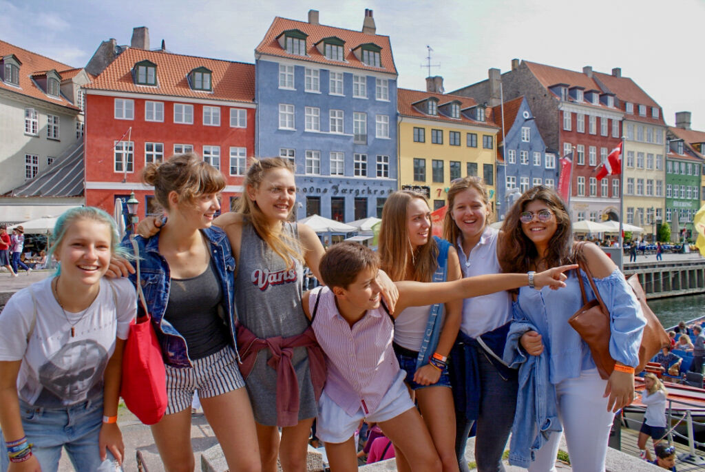 Schülerinnen besuchen auf Klassenfahrt den Nyhavn von Kopenhagen