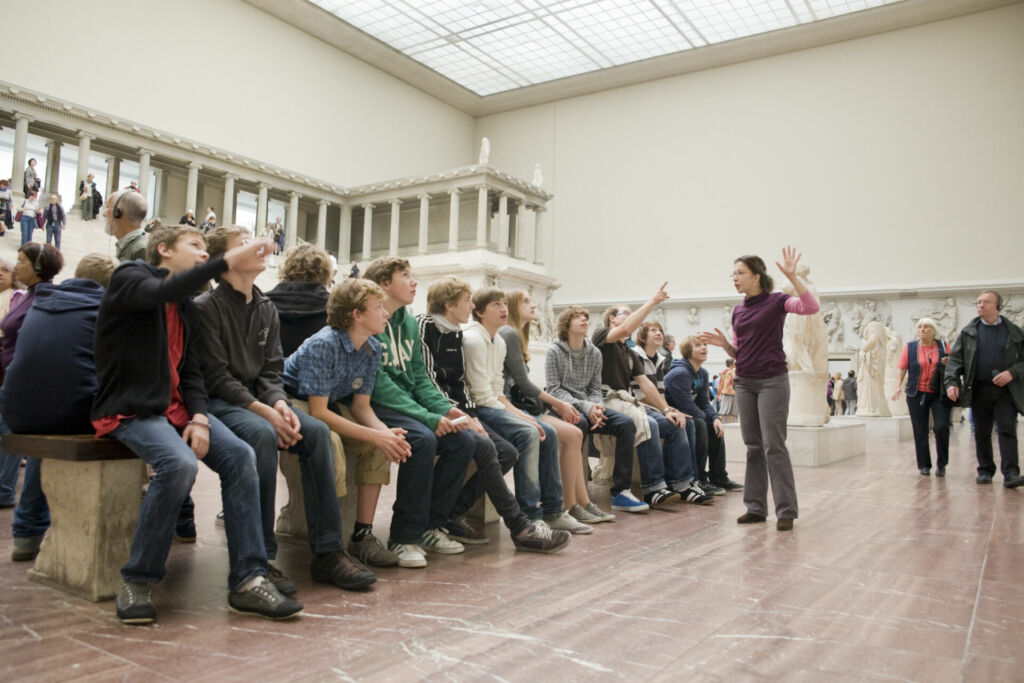 Eine Schulklasse bei einer Führung durch das Pergamonmuseum in Berlin.