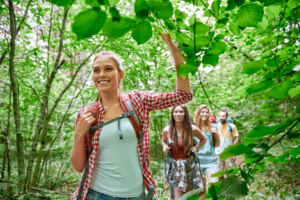 EIne Gruppe Jugendlicher geht wandern.