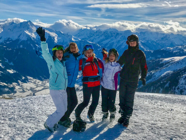 Schüler fahren Ski in Hochfügen im Zillertal und lassen auf dem Berg ein Portrait von sich fotografieren.