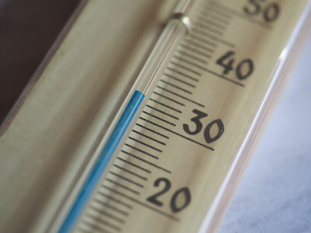Ein Thermometer zeigt über 30 Grad Temperatur an.