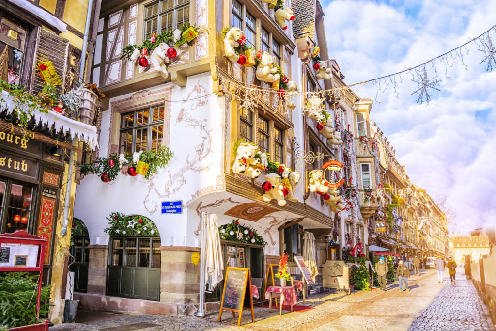 Blick in eine Weihnachtlich geschmückte Gasse in Straßburg