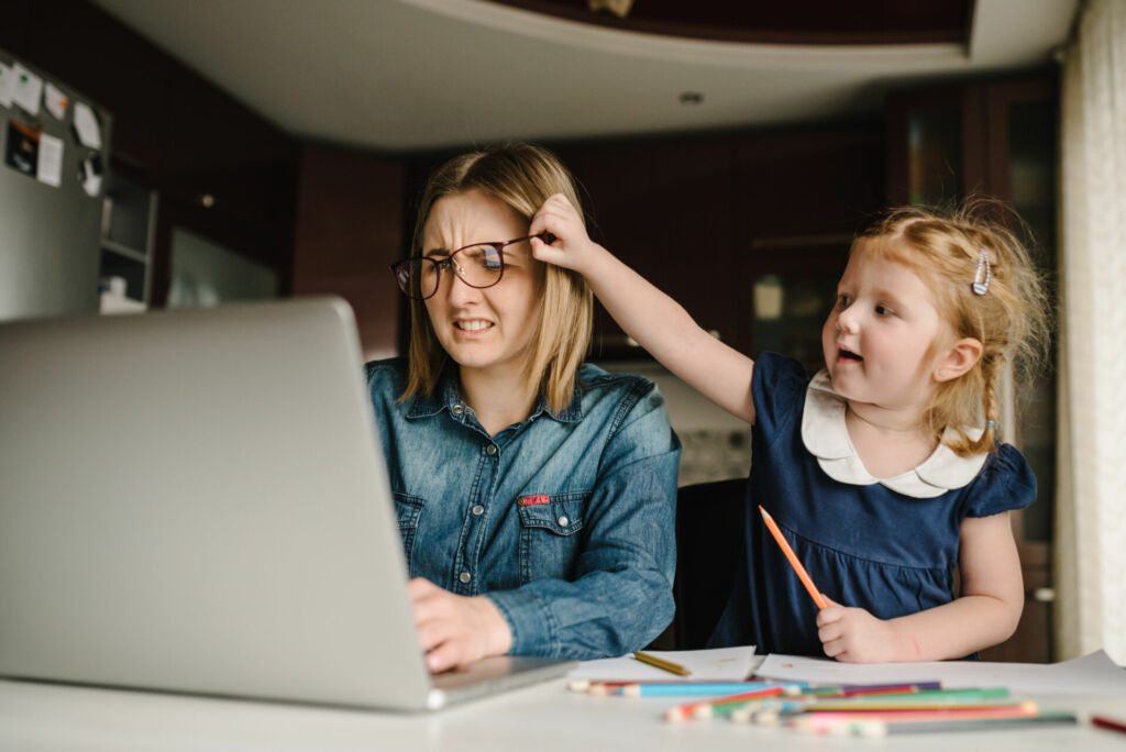 Schülerin wird von Schwester beim Digitalunterricht gestört.