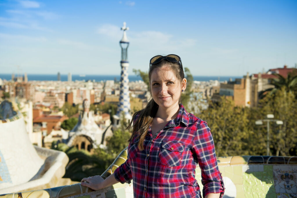 Junges Mädchen im Parque Guell in Barcelona.