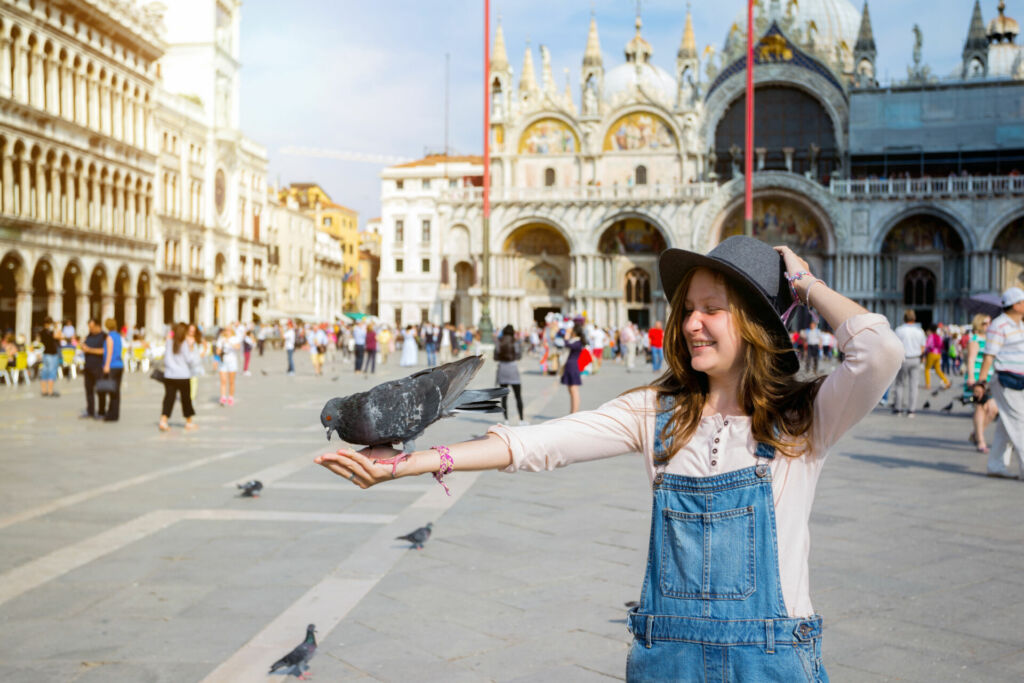 Junges Mädchen mit Taube auf dem Arm,auf dem Markusplatz in Venedig
