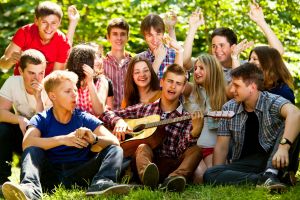 Musikalische Pause auf Wanderfahrt: Schüler singen auf einer Wiese
