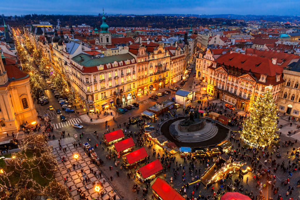 Blick auf den wunderschönen Weihnachtsmarkt in Prag